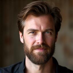 Portrett av Søren Lind, en mann med skjegg og inspirert blikk